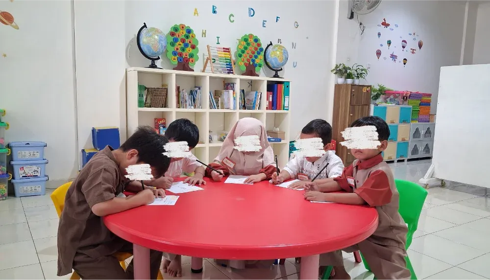 Belajar bersama di meja merah