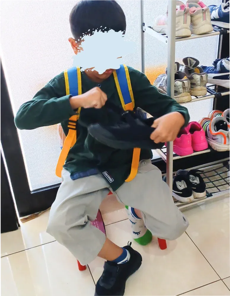 Memakai sepatu