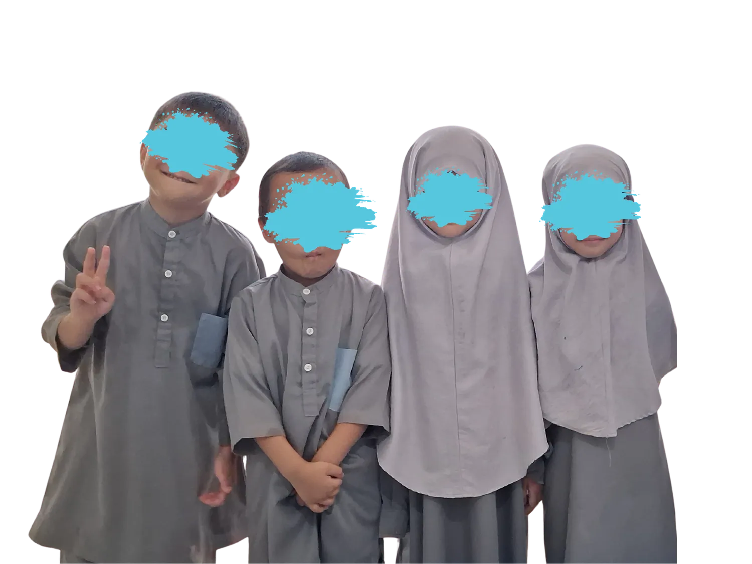 Empat anak Prasekolah berdiri berdampingan mengenakan gamis dan khimar abu-abu