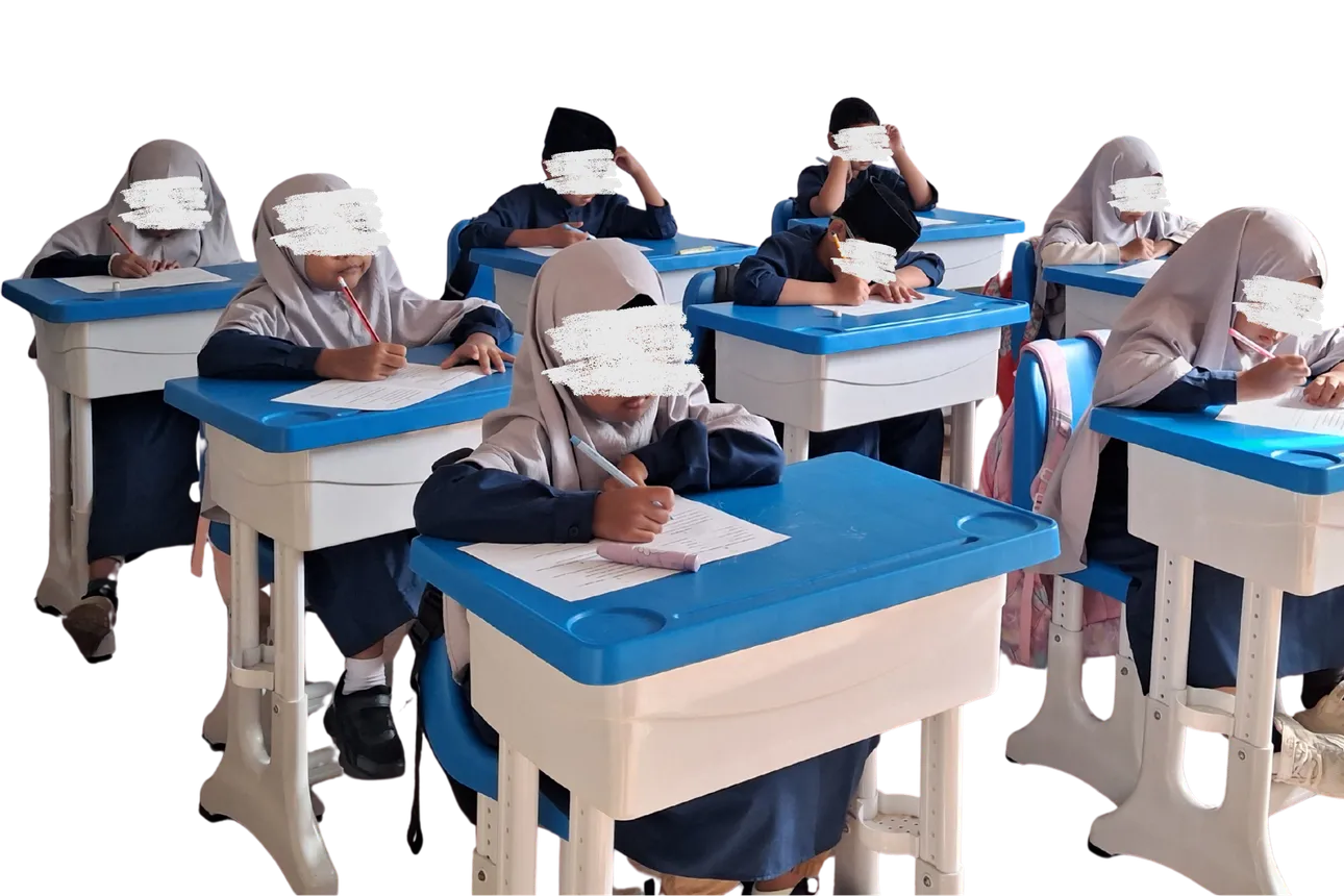 Satu kelas SD mengerjakan tugas di deret meja biru