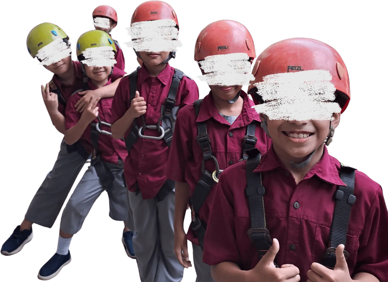 Lima anak SD berseragam merah marun mengenakan helm dan tali pengaman, berjalan beriringan sambil tersenyum